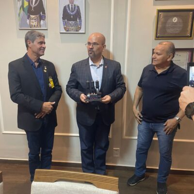 Eminente Grão-Mestre Claudenilson Alves recebe...