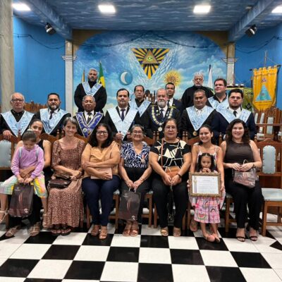 SESSÃO NA LOJA ESTUDO E TRABALHO HOMENAGEIA...