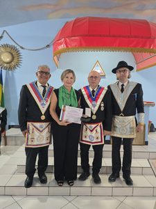 Loja Segredo e Lealdade nº 990 homenageia a cunhada Sônia Gargnin com a Medalha Luz da Sabedoria.