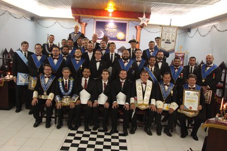 EM VILHENA, GRÃO-MESTRE CLAUDENILSON ALVES PRESTIGIA INICIAÇÃO DE TRÊS NOVOS IRMÃOS E HOMENAGEIA DARCI CERUTTI