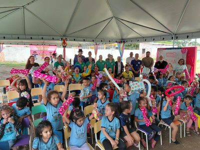 LOJA UNIÃO, TRABALHO E JUSTIÇA PROMOVE MANHÃ DE ALEGRIA E SOLIDARIEDADE PARA CRIANÇAS DE ESCOLA MUNICIPAL EM CANDEIAS DO JAMARI