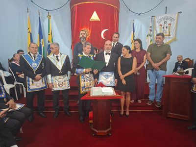 LOJA VERDADE CONDECORA IRMÃO NORTE-AMERICANO COM A MEDALHA MÉRITO MAÇÔNICO ROMÃO GARCIA EM NOITE DE EMOÇÃO E FRATERNIDADE